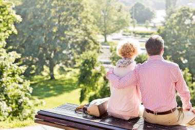 情侣在公园的长椅上图片