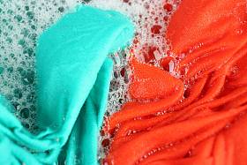 泡沫的湿的颜色衣服图片