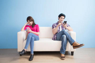 年輕夫婦玩手機(jī)