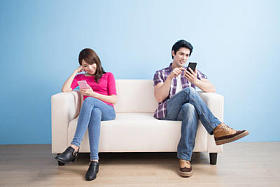 年轻夫妇玩手机