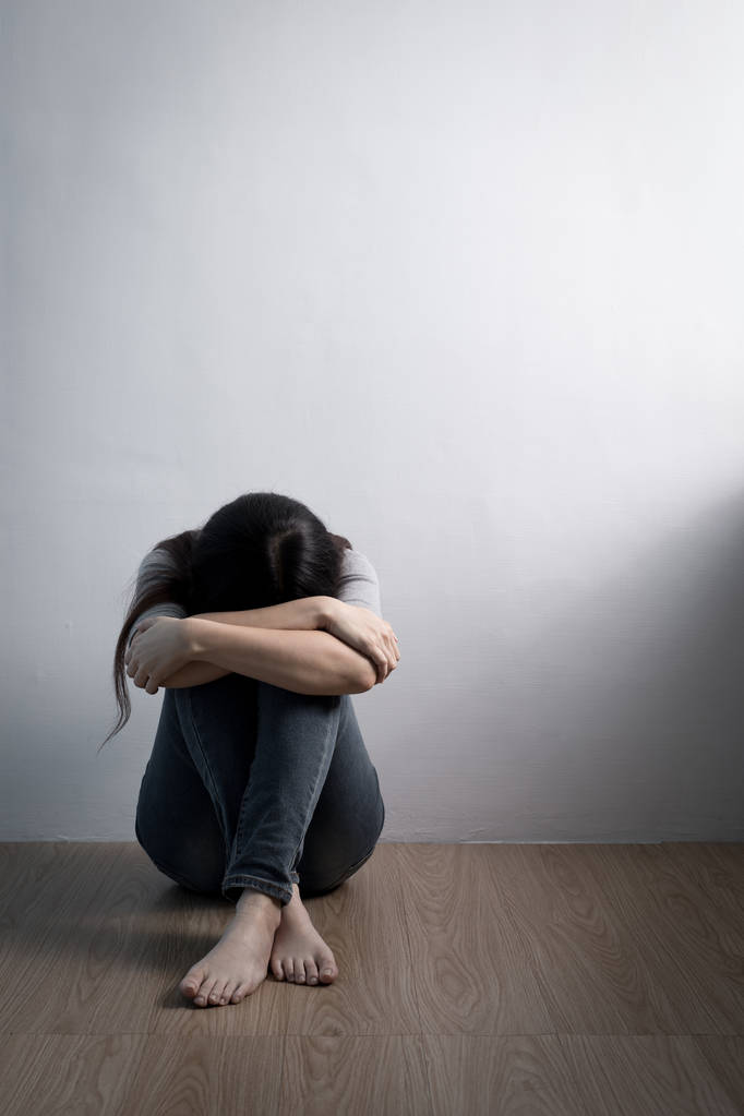 坐在地板上的女人 坐在地板上的女人
