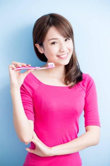 美麗的女人她刷牙