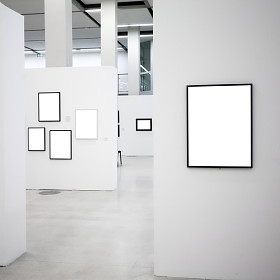 展览与很多的空框架图片