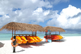 独木舟架上海滩