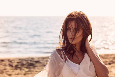 年輕女性在海灘上享受一天