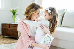 快乐的母女拥抱图片