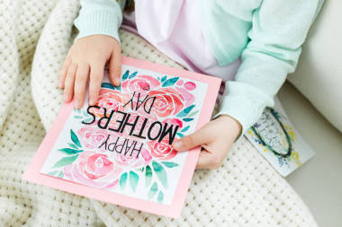 孩子抱著母親一天卡 照片