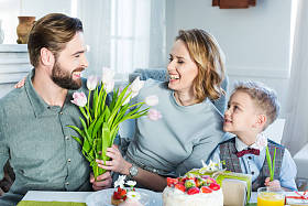 家庭庆祝母亲节照片