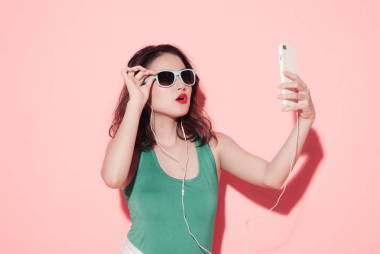 美麗的亞洲女孩與專業(yè)化妝 