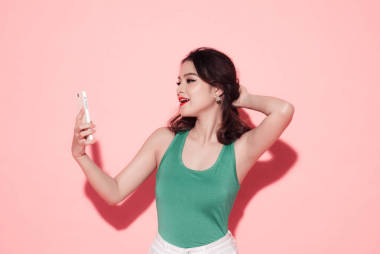 美丽的亚洲女孩与专业化妆 