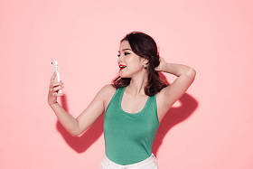 美丽的亚洲女孩与专业化妆 