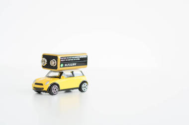 电动汽车概念与白色背景上的玩具车