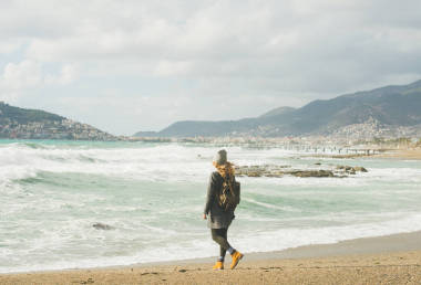 女人看著地中海