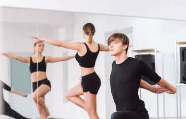 吃苦耐勞專業(yè)舞者熱身