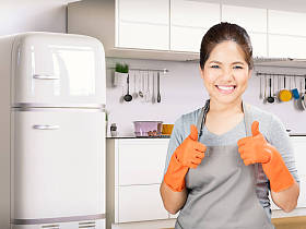 亚洲家庭主妇戴着橡胶手套 照片