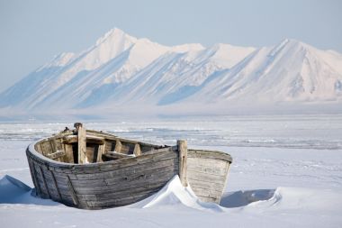 北极、 冷冻的旧木船图片