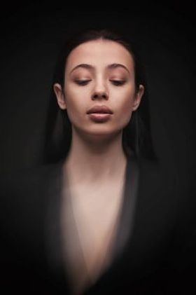 肖像年轻优雅女人穿黑夹克图片