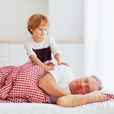 可愛的孫子輕輕喚醒 hid 的爺爺