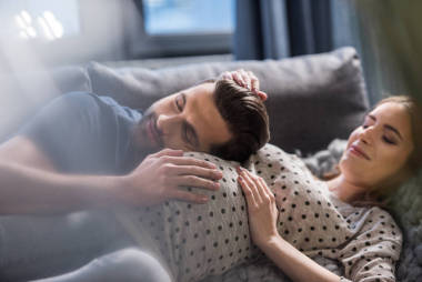 男人和懷孕的女人 