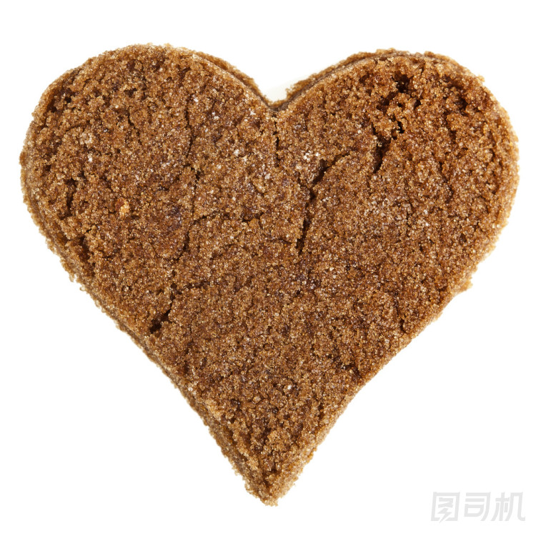 muscovado 紅糖心形在白色背景
