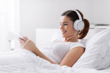 看電影在平板電腦上的女人圖片