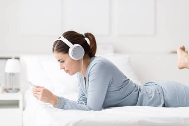 女人放松在臥室里圖片