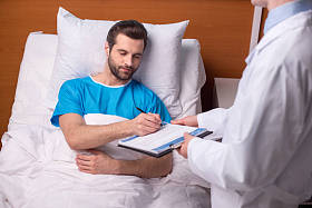 病人签署医疗文档照片