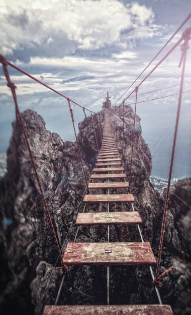 悬索桥在山上图片