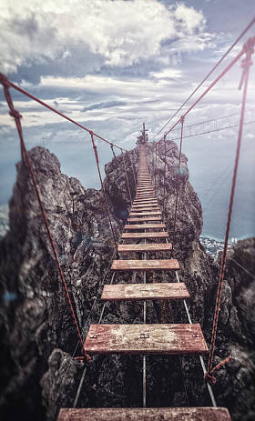 悬索桥在山上图片