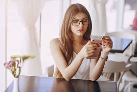 美丽的黑发女郎，眼镜图片