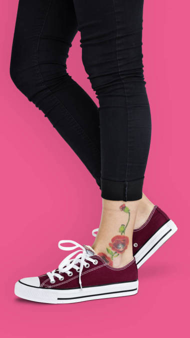 花朵纹身的脚踝