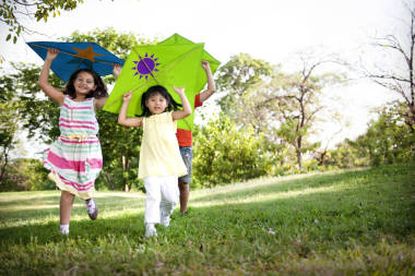 孩子们玩飞的风筝照片