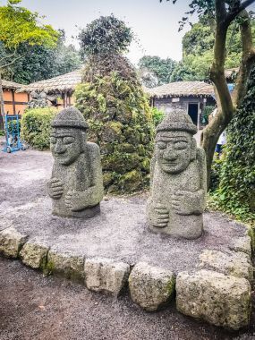 济州双偶像(Dolharubang，“祖父石”