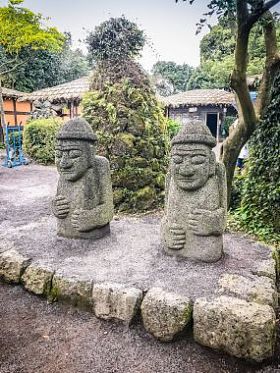济州双偶像(Dolharubang，“祖父石”