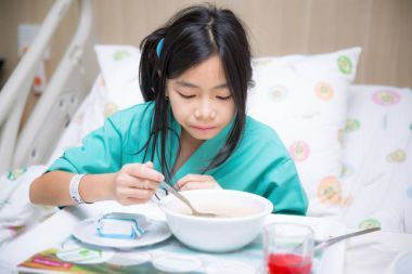 女病人在医院床上睡眠从冷图片