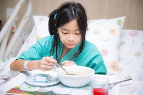 女病人在医院床上睡眠从冷图片