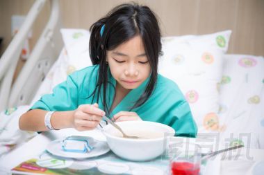 女病人在醫(yī)院床上睡眠從冷圖片