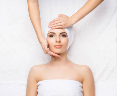 用毛巾包起來(lái)的年輕女人圖片