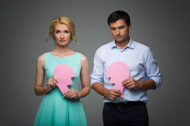 美麗的夫婦牽著粉紅色破碎的心