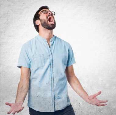 憤怒英俊的男人大喊圖片