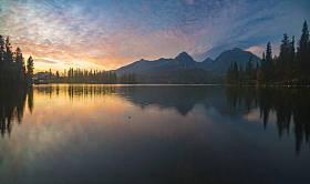 在斯洛伐克的 Tatras 的山湖日落