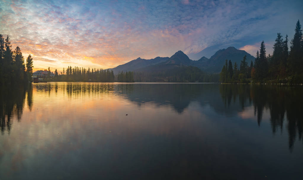 在斯洛伐克的 Tatras 的山湖日落