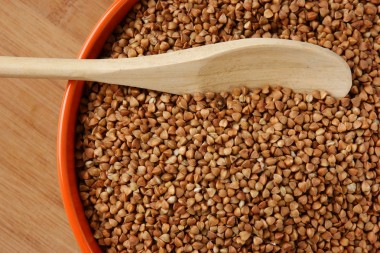 在木桌上一碗荞麦银