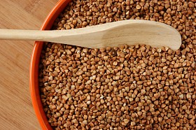 在木桌上一碗荞麦银