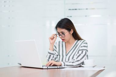 使用笔记本电脑的年轻亚裔女子