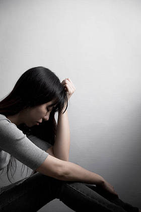 坐的抑郁症的妇女