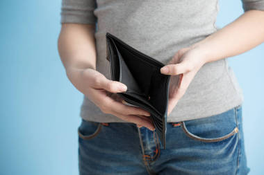 錢包里沒有錢的女人圖片