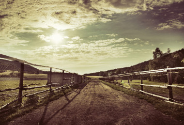 路巷和深藍色的天空
