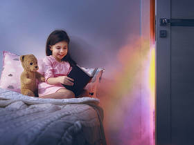 孩子读一本书照片