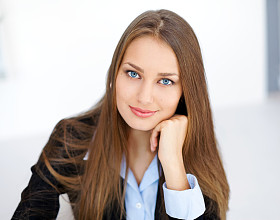 可爱的年轻商业女人特写肖像图片